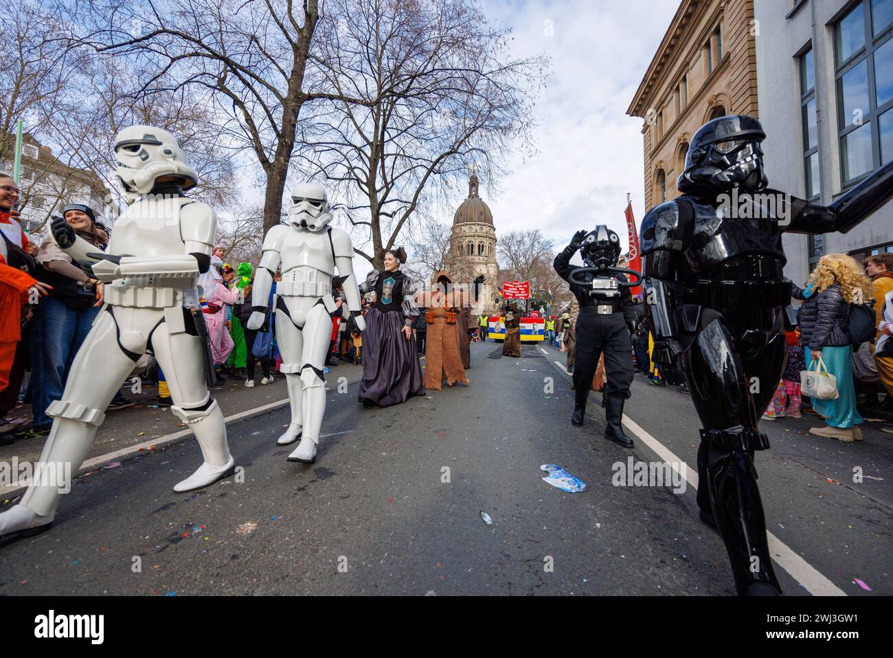 Rosenmontagsumzug Mainz 2024, 12.02.2024 Zugnummer 76 Wagenbaufreunde Sprendlingen mit dem Thema Star Wars Klonkrieger Impressionen vom Mainzer Rosenmontagsumzug, 12.02.2024 Mainz Innenstadt Rheinland-Pfalz Deutschland *** Rose Monday parade Mainz 2024, 12 02 2024 train numéro 76 Wagenbaufreunde Sprendlingen avec pour thème Star Wars Clone Warriors impressions of the Mayence Rose Monday Parade, 12 02 2024 Mayence centre-ville Rhénanie Palatinat Allemagne Copyright : xBEAUTIFULxSPORTS/Hahnex Banque D'Images