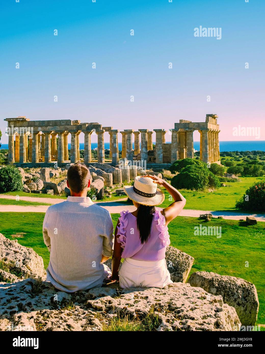 Vue sur la mer et les ruines des colonnes grecques dans le parc archéologique de Selinunte Banque D'Images