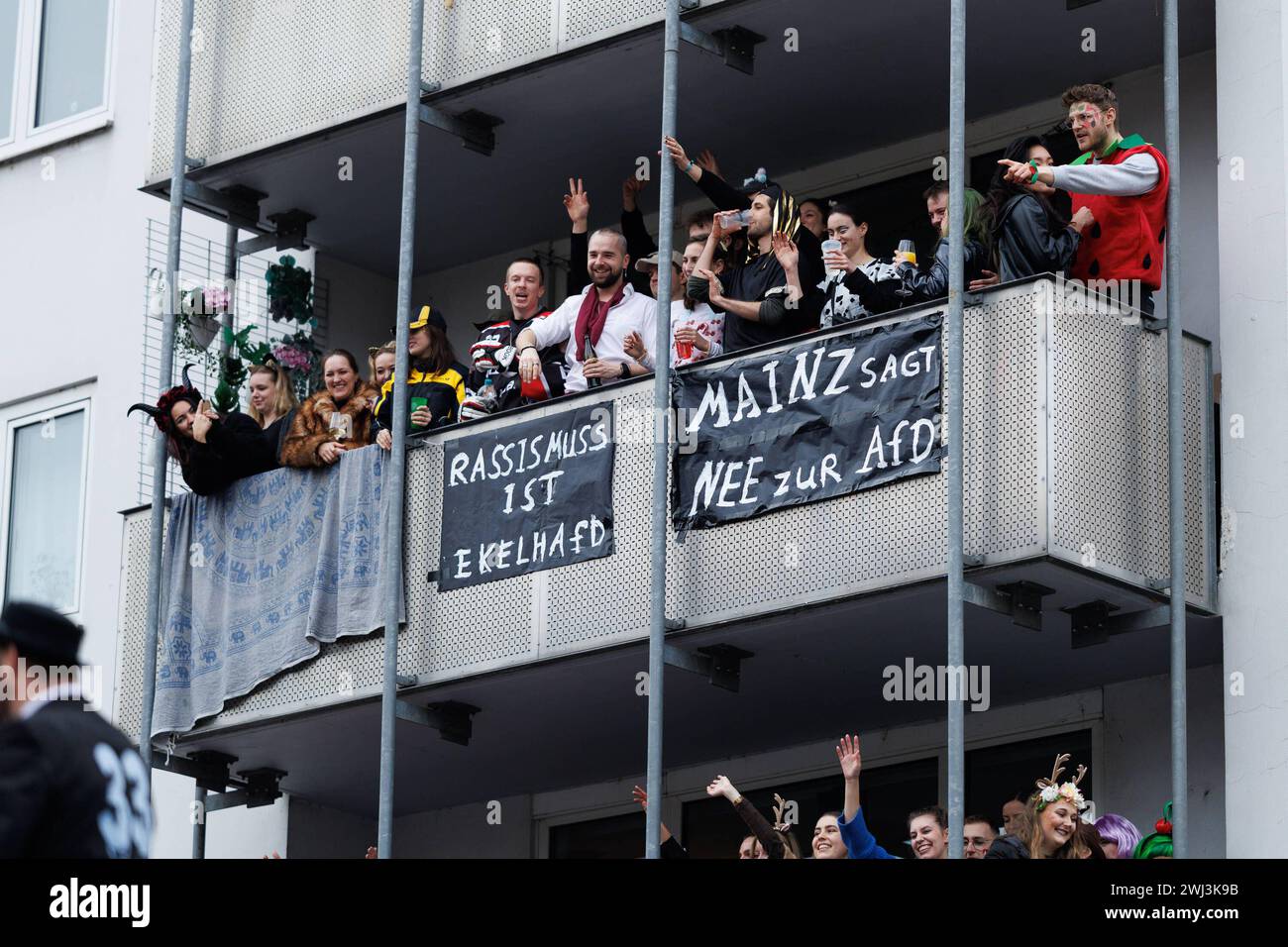 Rosenmontagsumzug Mainz 2024, 12.02.2024 Auch auf dem Rosenmontag bezieht man klar Stellung gegen Rassismus und gegen die AFD wie diese Narren auf Ihrem Balkon Impressionen vom Mainzer Rosenmontagsumzug, 12.02.2024 Mainz Innenstadt Rheinland-Pfalz Deutschland *** Rose Monday parade Mainz 2024, 12 02 2024 les gens prennent également position contre le racisme et l'AFD le lundi Rose, comme ces bouffons sur leur balcon impressions du Mayence Rose Monday parade, 12 02 2024 Mayence centre-ville Rhénanie-Palatinat Allemagne Copyright : xBEAUTIFULxSPORTS/Hahnex Banque D'Images