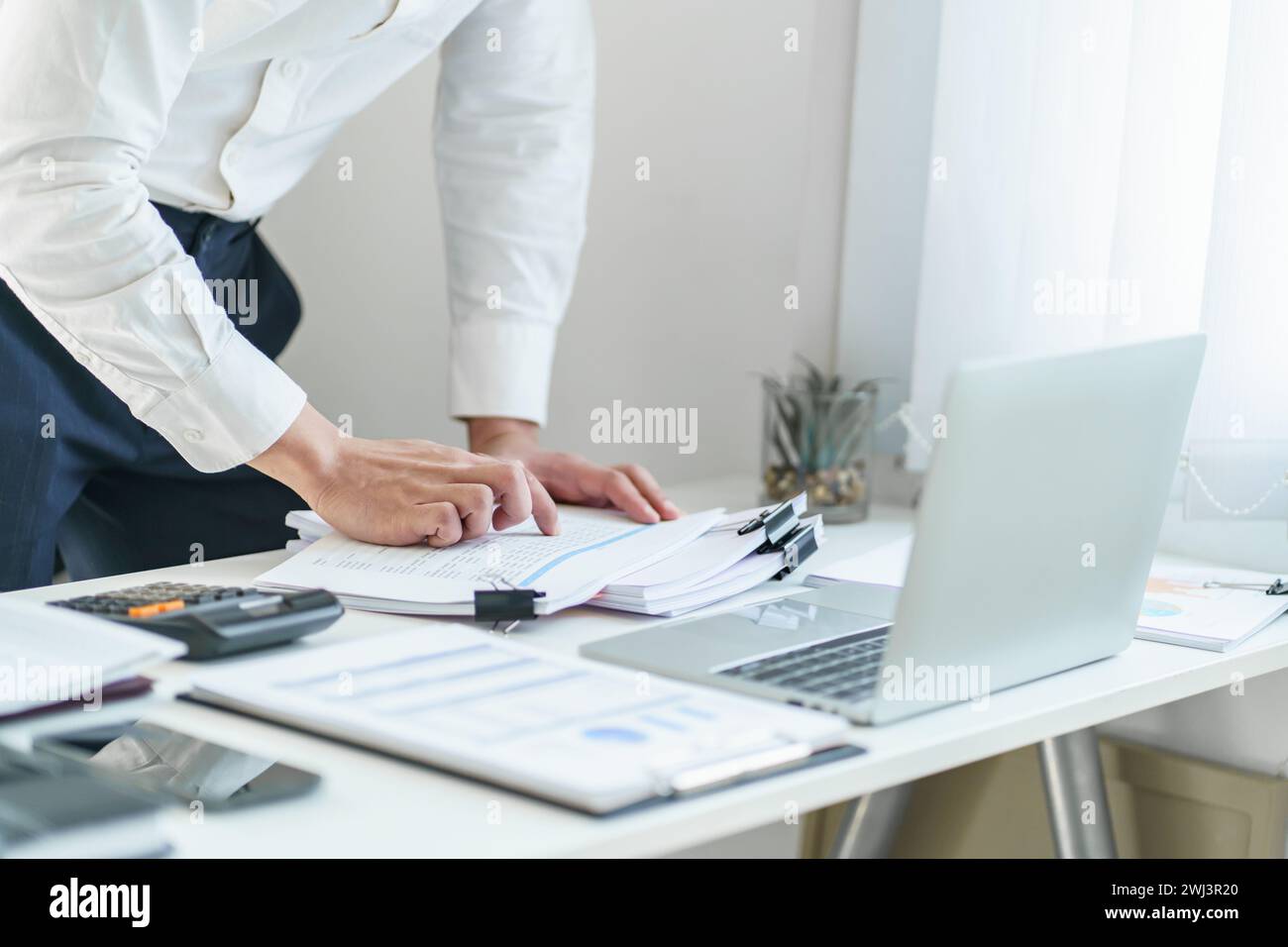 Jeune homme d'affaires occupé à travailler au bureau. homme d'affaires faisant la paperasserie financière concept de gestion d'entreprise Banque D'Images