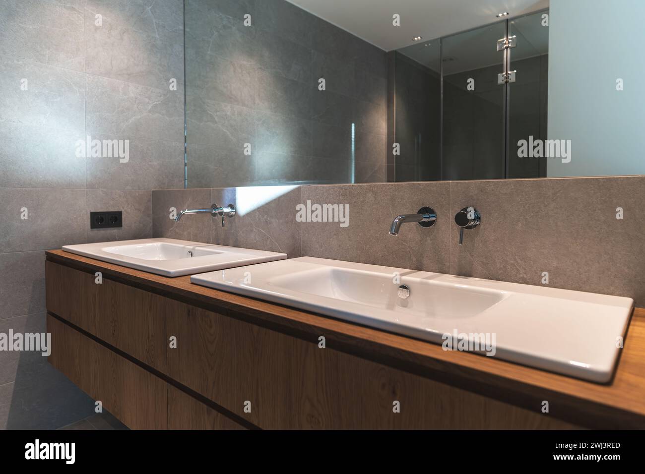 Lavabos de salle de bains principale et vanité dans la maison de luxe. Banque D'Images