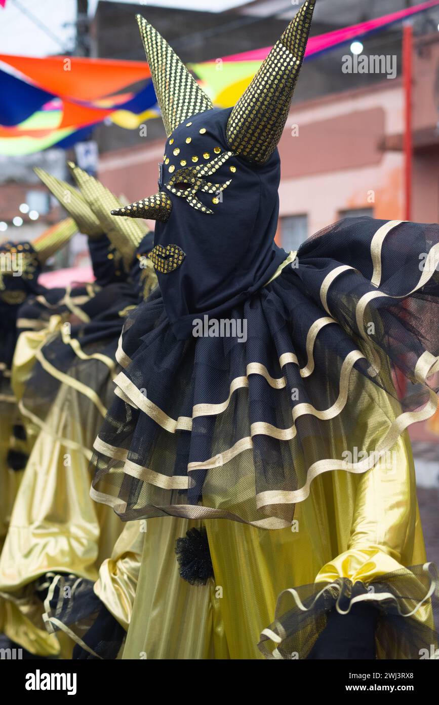 Maragogipe, Bahia, Brésil - 11 février 2024 : des gens habillés dans le style carnaval de Venise sont vus pendant le carnaval dans la ville de Maragogipe, à Bahi Banque D'Images