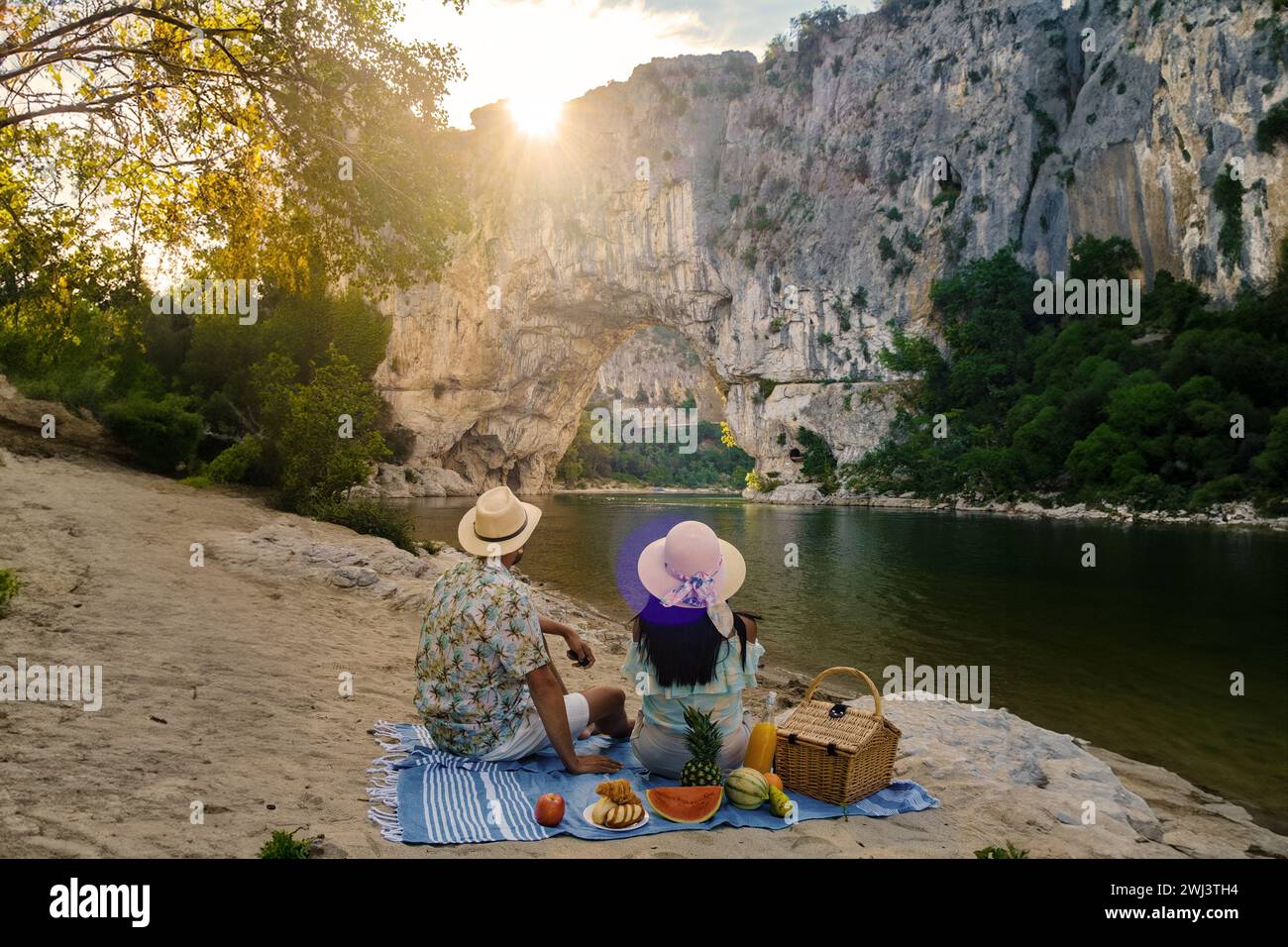 Couple en vacances dans l'Ardèche France Pont d'Arc, vue sur l'arche Narural Pont d'Arc Canyon France Banque D'Images