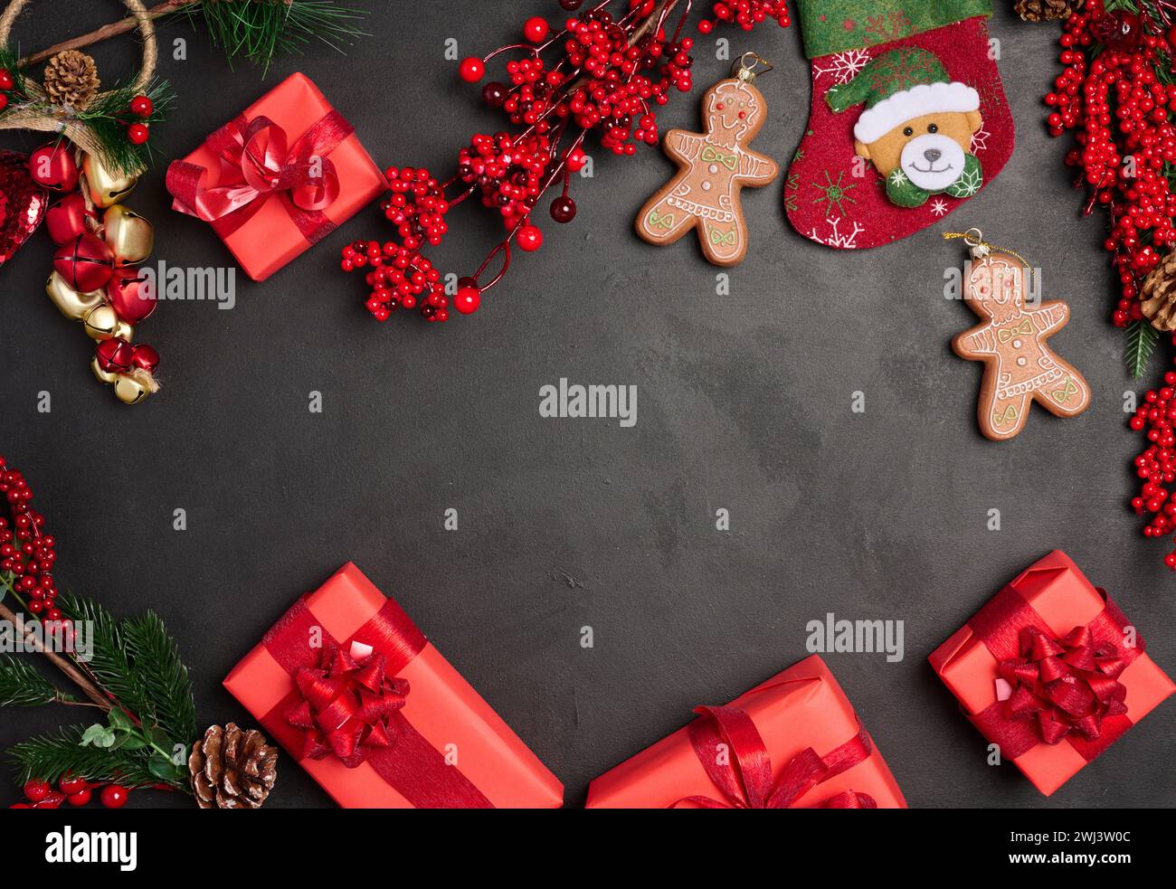 Décor de Noël, boîtes rouges cadeaux sur fond noir, vue de dessus. Banque D'Images