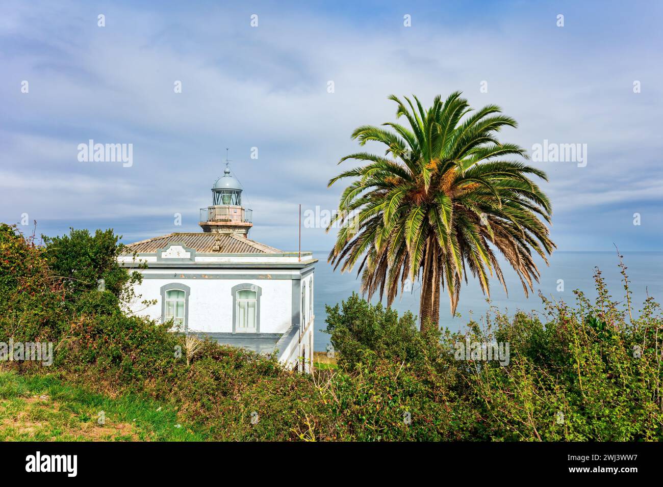 Le phare au-dessus de la falaise Banque D'Images