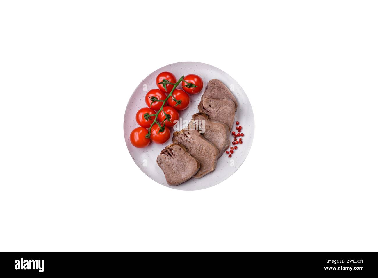 Délicieuse langue de boeuf bouillie tranchée avec des légumes et des épices Banque D'Images