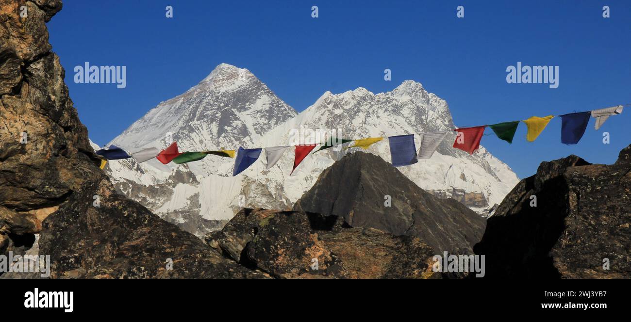 Drapeaux de prière sur le pic Gokyo et le mont Everest, Népal. Banque D'Images