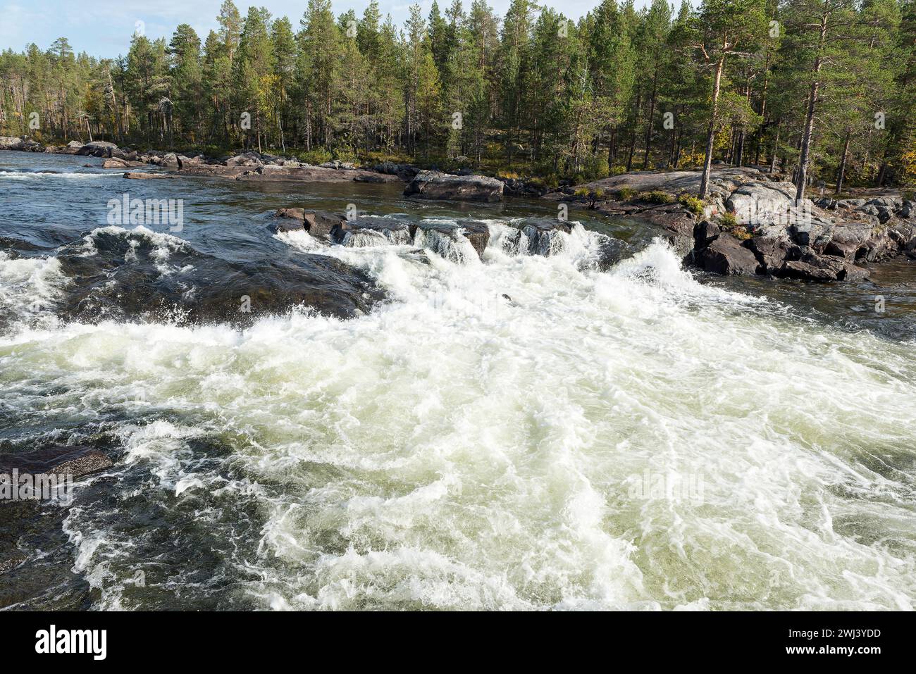 Rivière Pite à la cascade de Trollforsen en automne en Suède Banque D'Images
