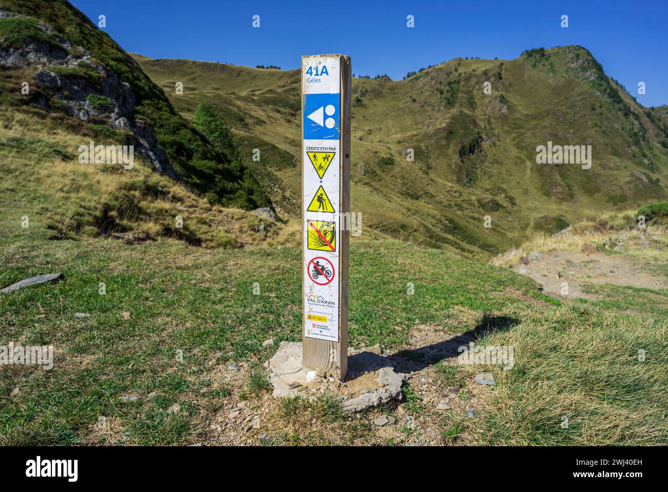 Signalisation pour la route trail-enduro 41A. Banque D'Images