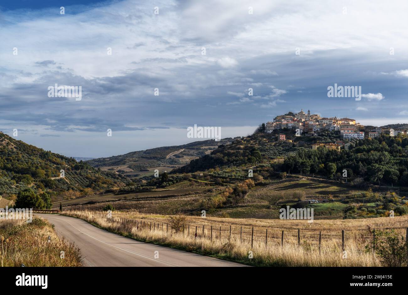 Vue de la ville de Tolve en Basilicate avec une route de campagne au premier plan Banque D'Images