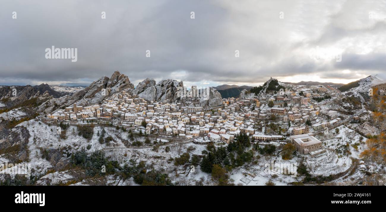 Vue panoramique de Pietrapertosa dans la région piccolo Dolomiti du sud de l'Italie en hiver Banque D'Images
