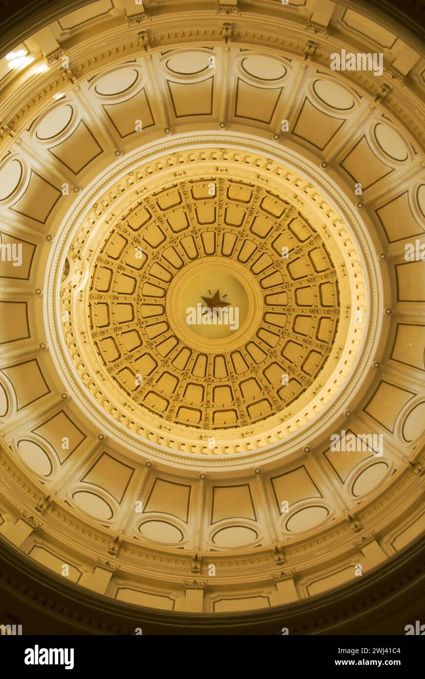 L'intérieur du dôme contient le symbole Texas 'Lone Star' - Texas State Capitol construit en 1888 de granit 'rouge coucher de soleil' provenant d'une carrière voisine Banque D'Images