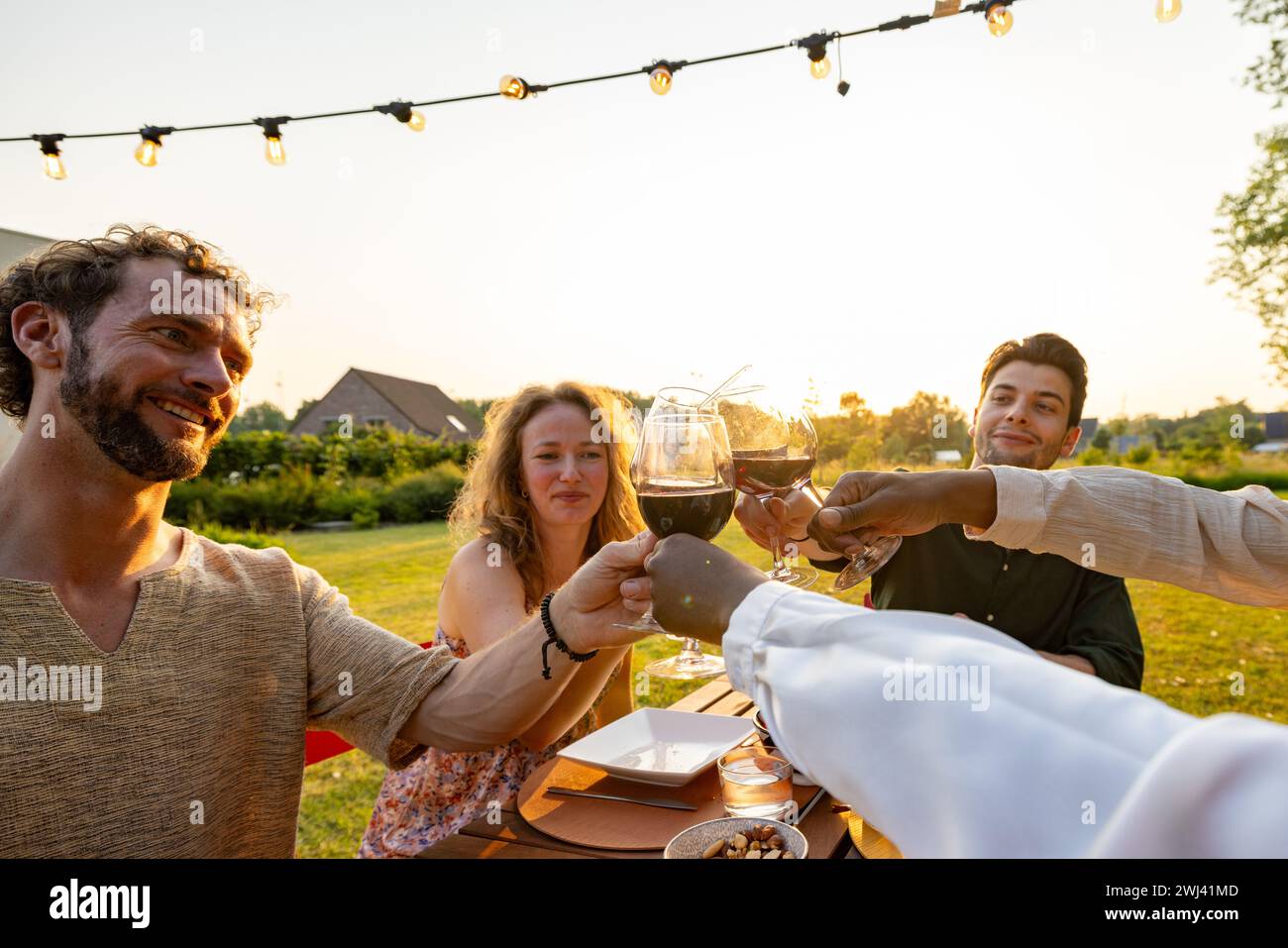 Toasts au coucher du soleil : savourer le moment entre amis Banque D'Images