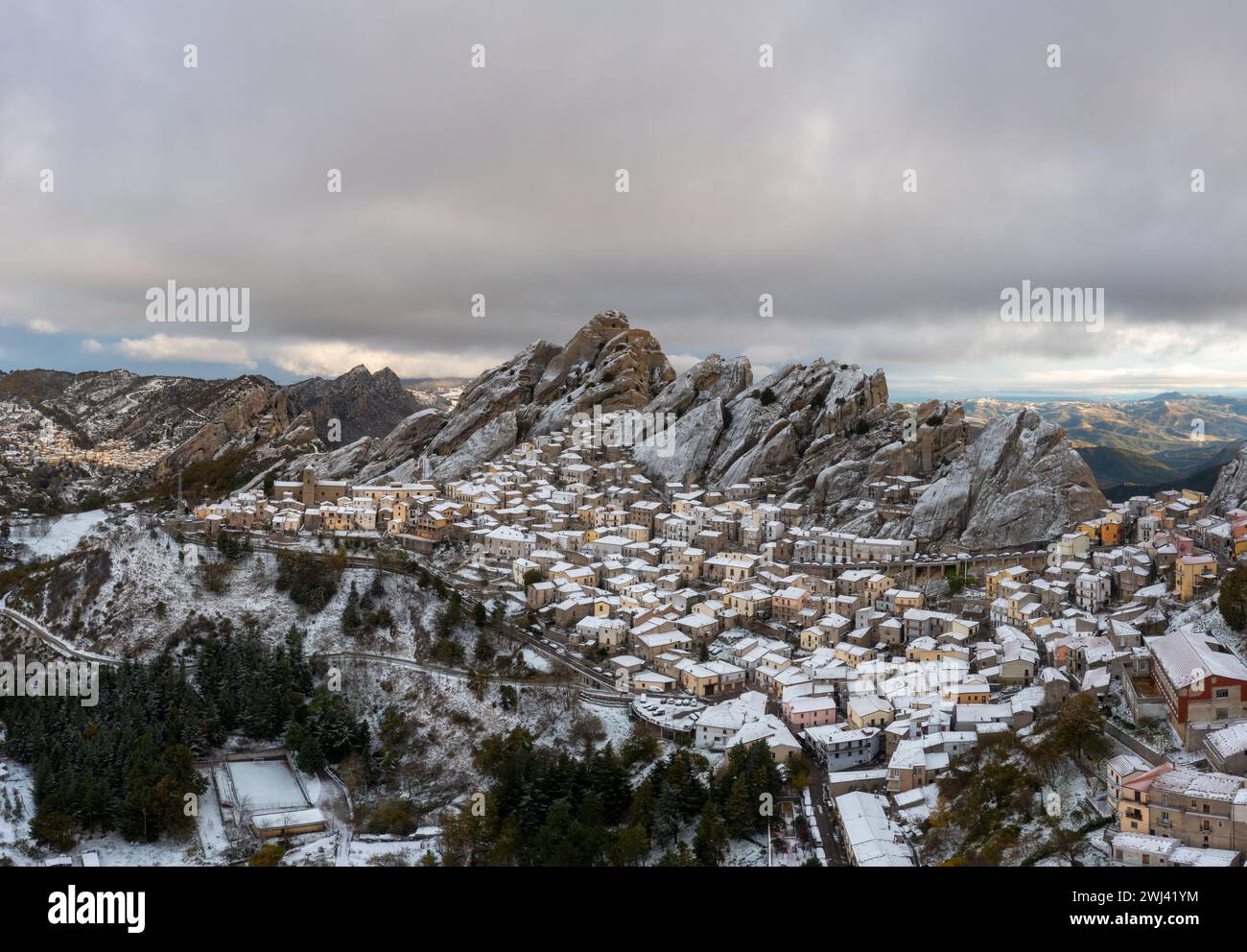 Village de Pietrapertosa dans la région piccolo Dolomiti du sud de l'Italie en hiver Banque D'Images