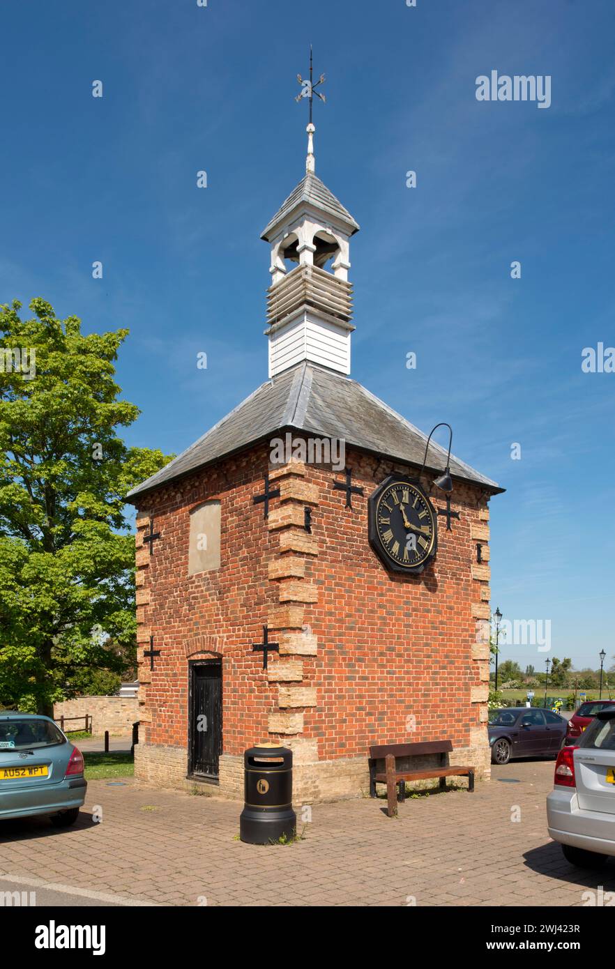 Les cachots du village. Fenstanton, Cambridgeshire, construit à la fin du 18ème siècle avec horloge et clocher. Banque D'Images
