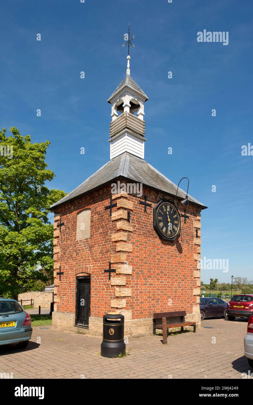 Les cachots du village. Fenstanton, Cambridgeshire, construit à la fin du 18ème siècle avec horloge et clocher. Banque D'Images