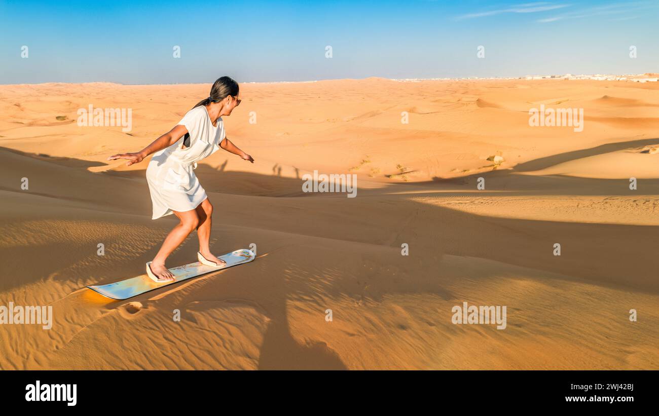 Dunes de sable de dessert de Dubaï, couple sur le désert de Dubaï safari, Emirats arabes Unis, vacances femmes à Dubaï Banque D'Images