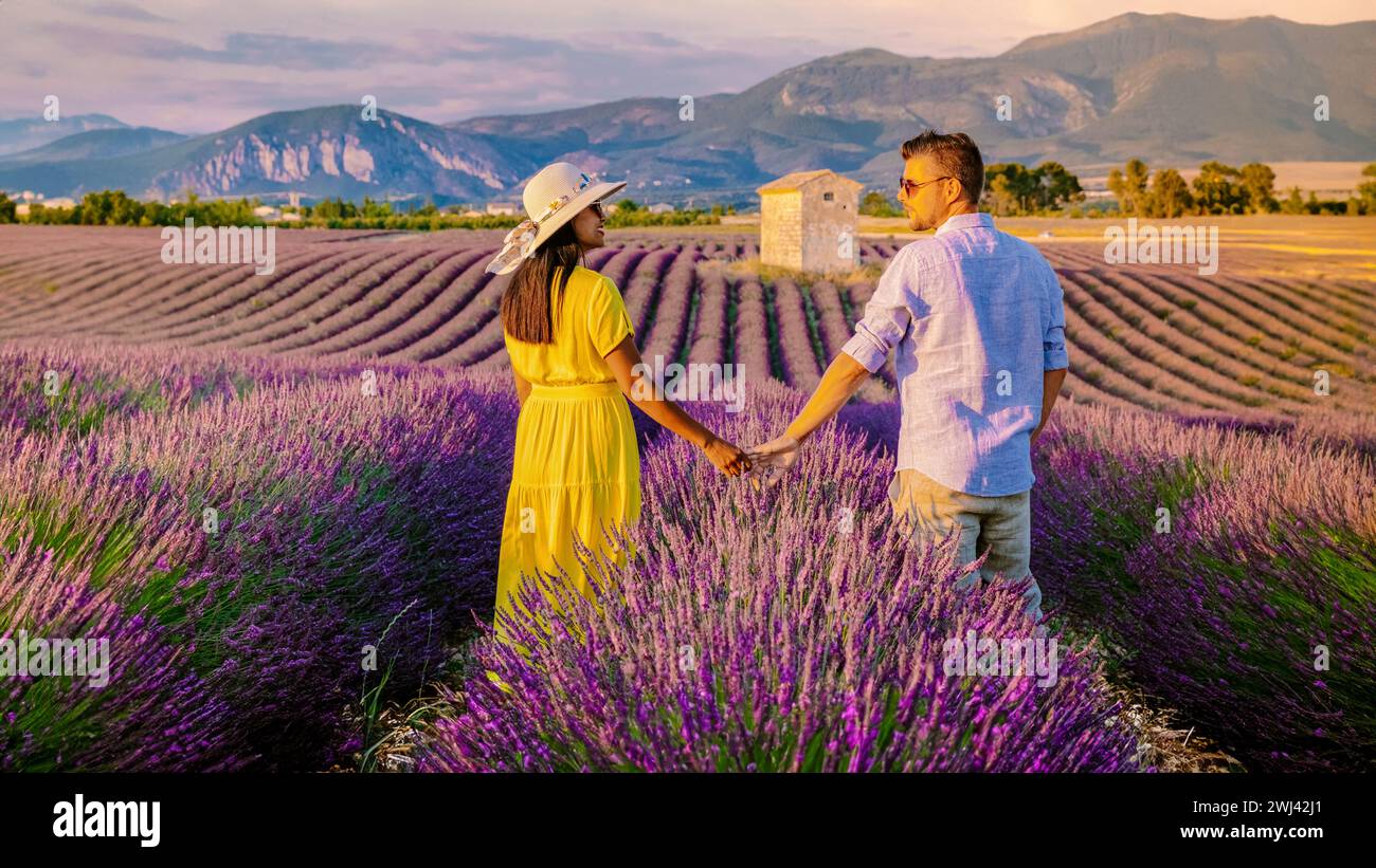 Couple hommes et femme en vacances dans les champs de lavande de Provence, Provence, champ de lavande France Banque D'Images