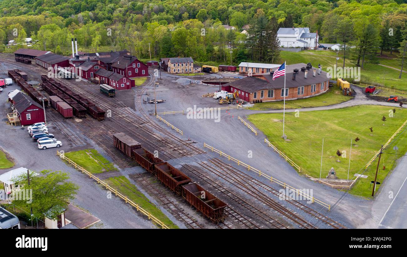 Vue aérienne d'une gare de triage à voie étroite, avec trémies à charbon, boutiques et Roundhouse Banque D'Images