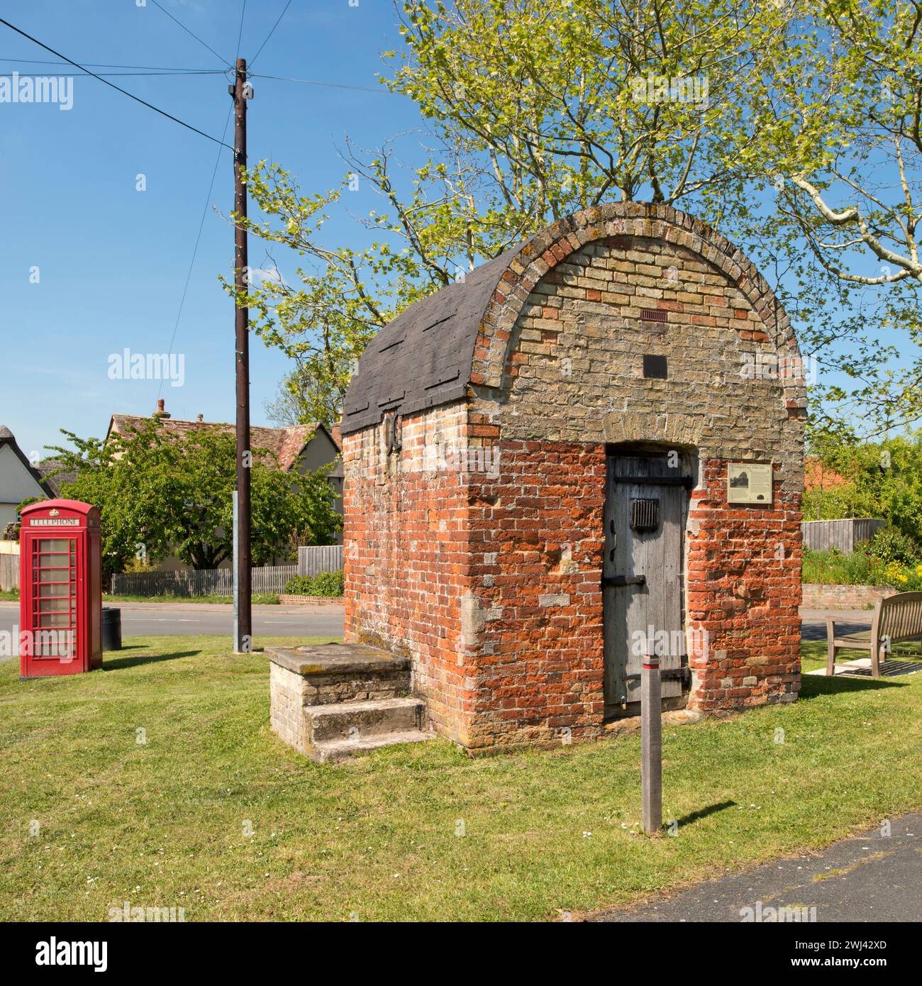 Les cachots du village. Litlington, Cambridgeshire, construit au début du XVIIIe siècle, connu sous le nom de 'The cage', 'St.Peter's Hole' et 'Litlington cage'. Banque D'Images
