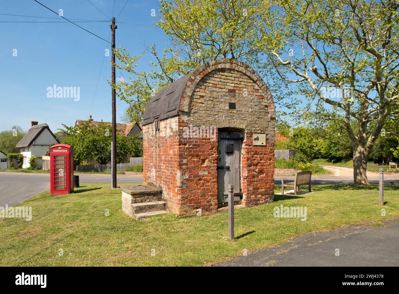 Les cachots du village. Litlington, Cambridgeshire, construit au début du XVIIIe siècle, connu sous le nom de 'The cage', 'St.Peter's Hole' et 'Litlington cage'. Banque D'Images