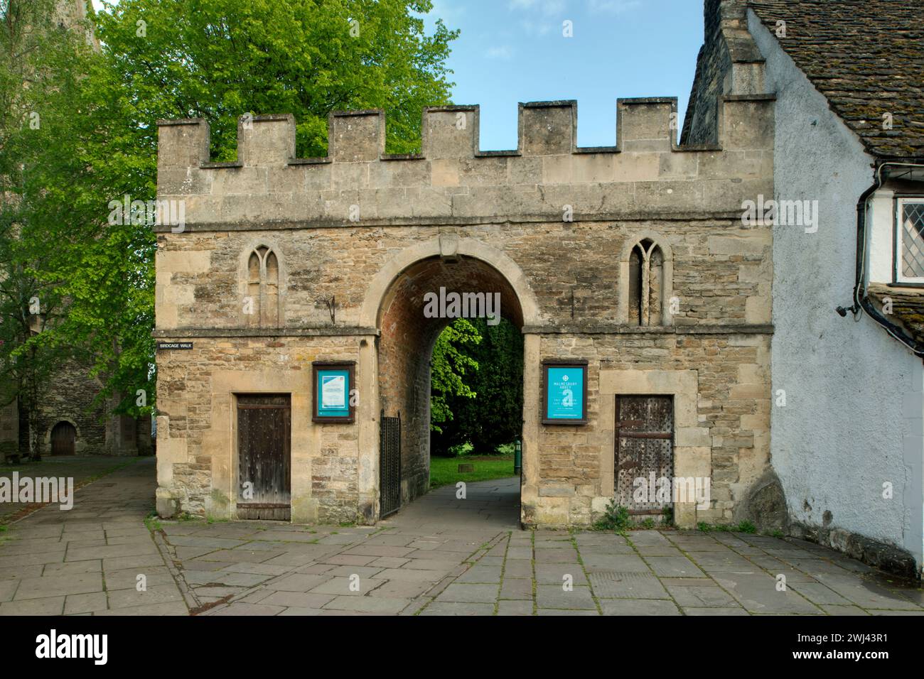 Les cachots du village. Malmesbury, Witshire. Construite en 1789, la 'Tolsey Gate' est la porte d'entrée de l'abbaye de Malmesbury et a une seule cellule de chaque côté. Banque D'Images