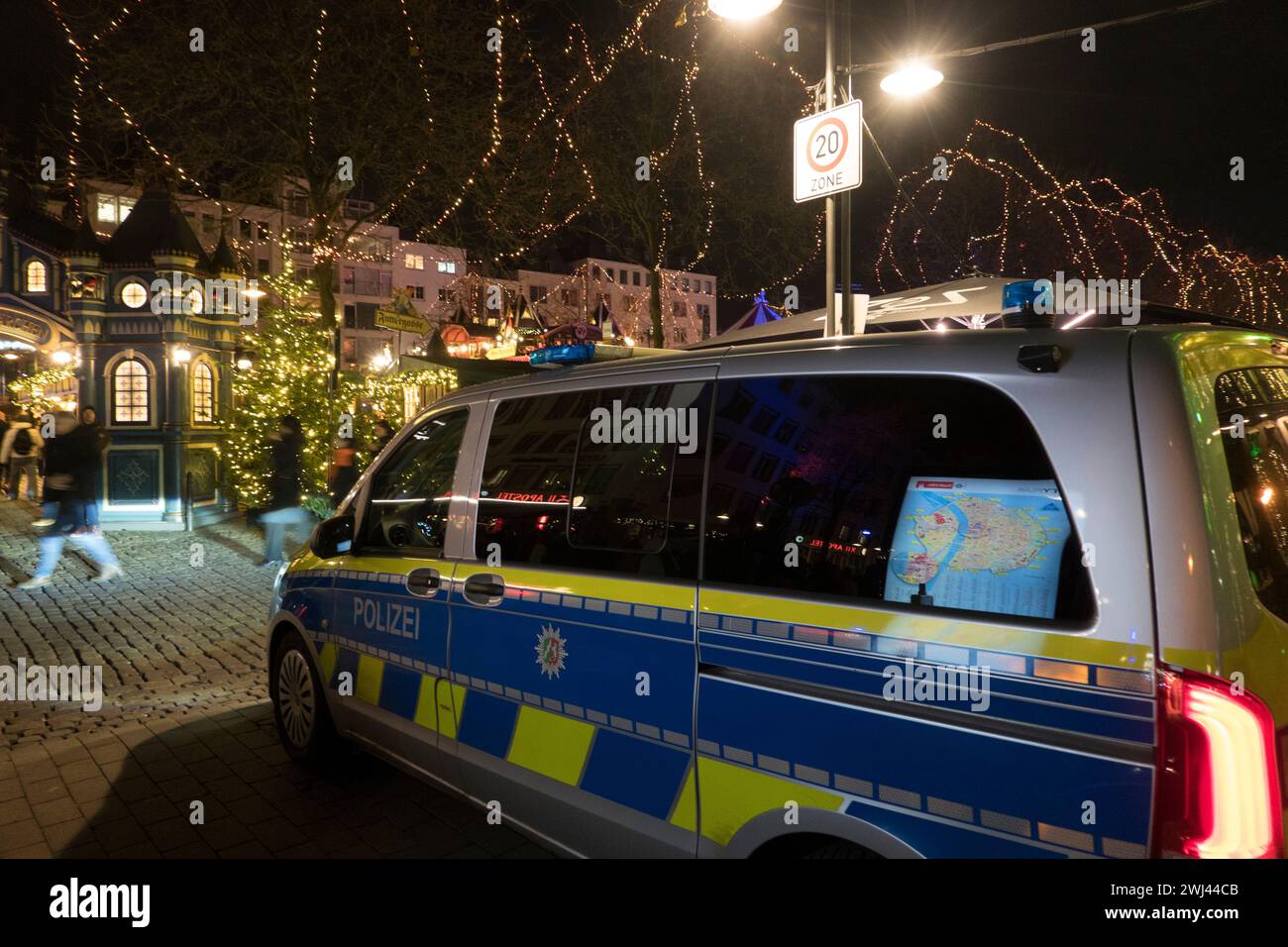 Véhicule d'urgence de police au bord du marché de Noël sur l'Alter Markt Banque D'Images
