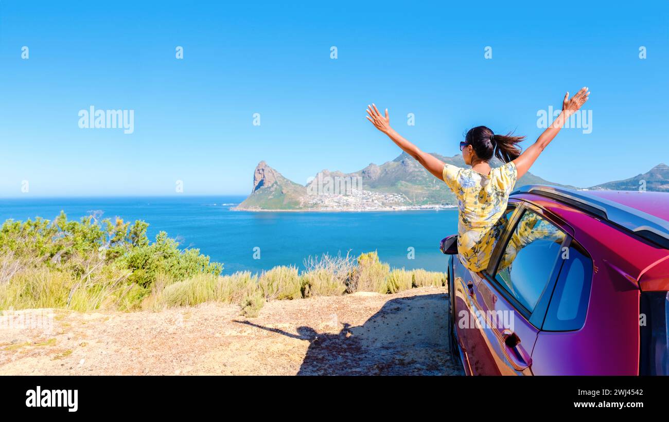 Femme devant une fenêtre de voiture les mains levées, une voiture à Chapmans Peak Drive au Cap en Afrique du Sud Banque D'Images Femme devant une fenêtre de voiture les mains levées, une voiture à Chapmans Peak Drive au Cap en Afrique du Sud Banque D'Images