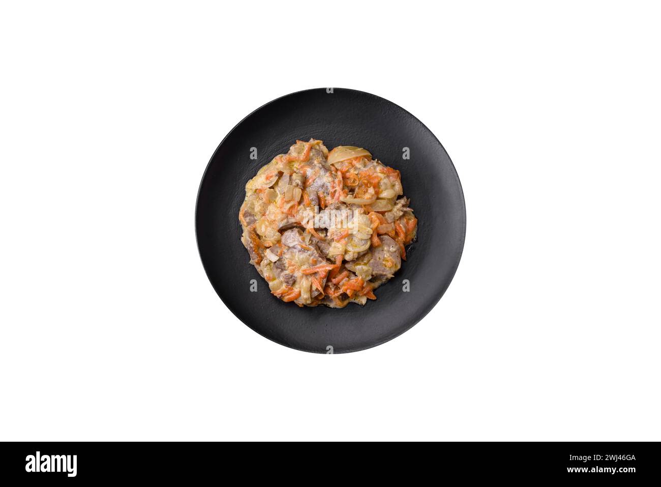 Délicieuse langue de bœuf ou de porc bouillie tranchée avec des carottes, des oignons, de la crème sure et des épices Banque D'Images