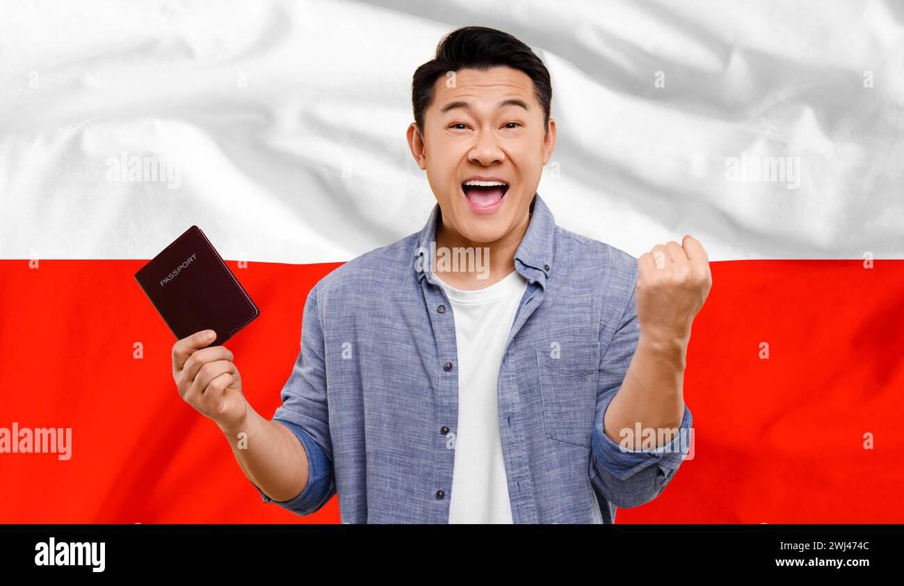 L'immigration. Homme heureux avec passeport contre le drapeau national de la Pologne, conception de bannière Banque D'Images