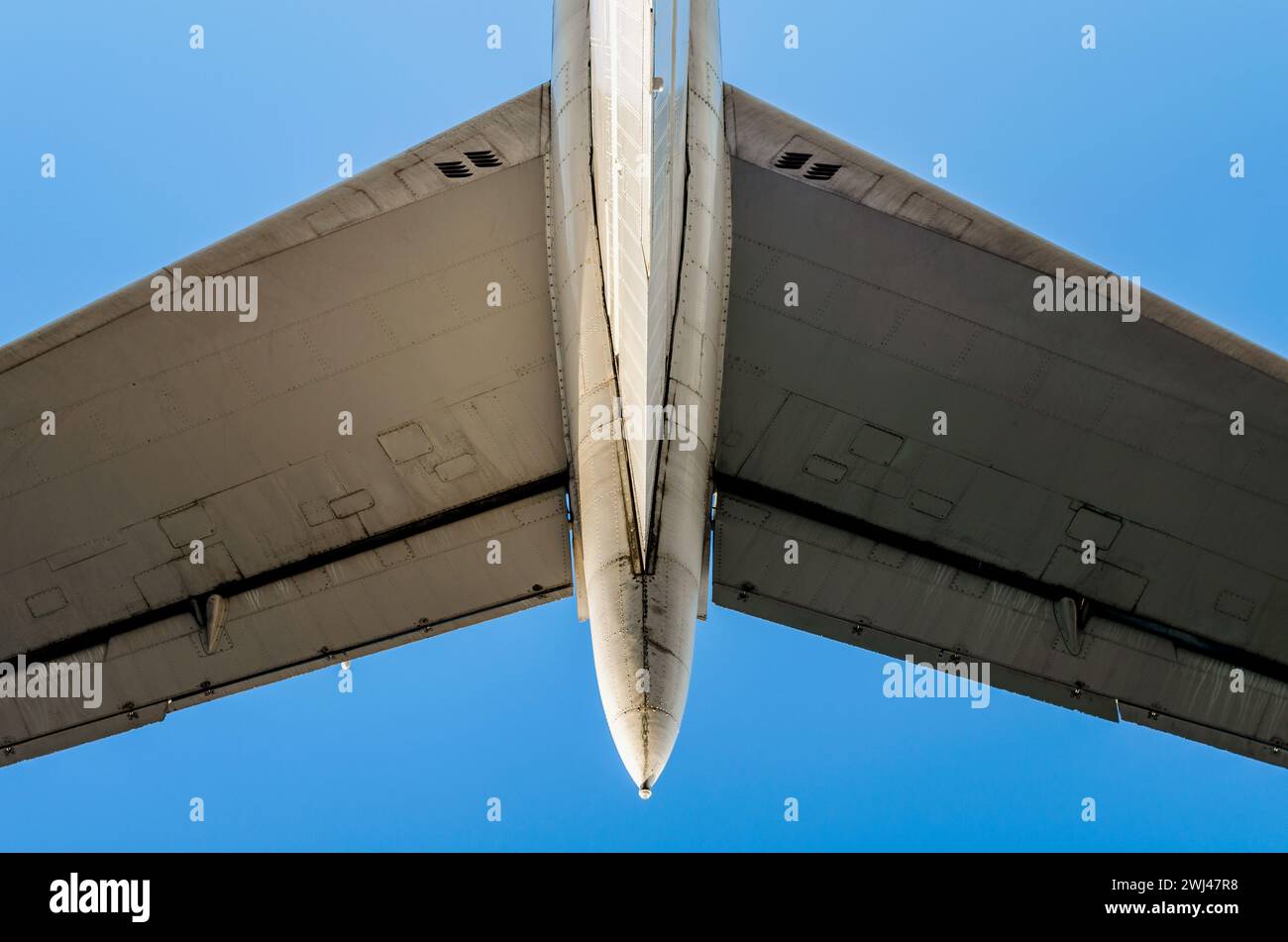 Fragment d'ailes d'avion sur un fond de ciel bleu Banque D'Images