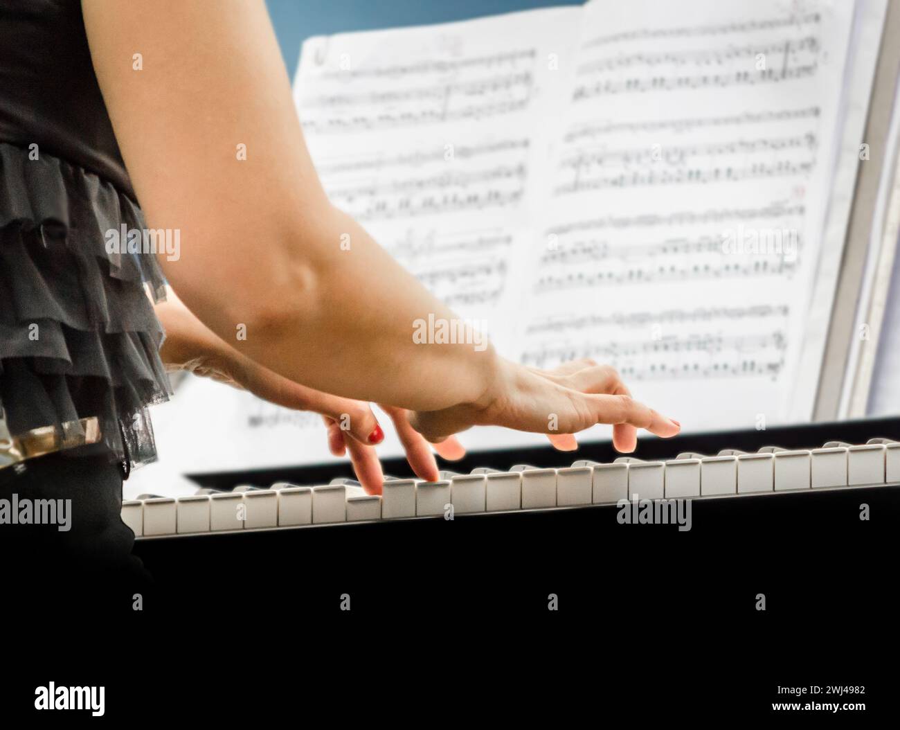 Les mains féminines d'un pianiste musicien et les touches de piano se rapprochent Banque D'Images