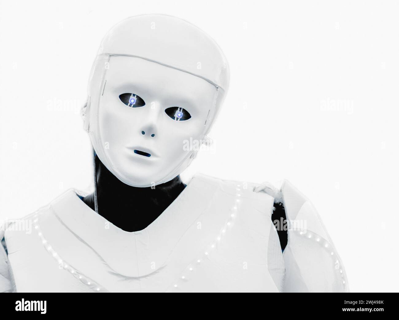 Portrait d'un homme en costume de robot avec les yeux bleus isolé sur un fond blanc Banque D'Images Portrait d'un homme en costume de robot avec les yeux bleus isolé sur un fond blanc Banque D'Images