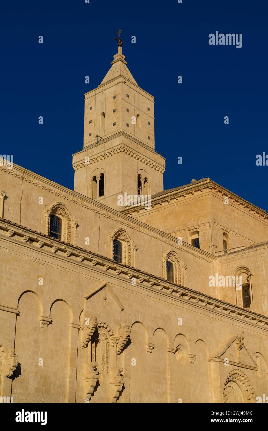 Vue sur la cathédrale historique de Maratea sous un ciel bleu profond Banque D'Images