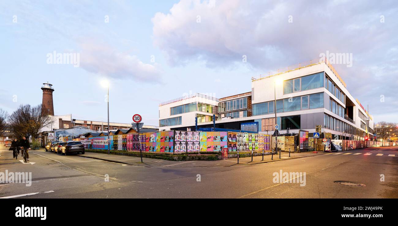 Cologne, Allemagne 12 février 2024 : le quartier helios à cologne ehrenfeld avec le célèbre phare et le nouveau bâtiment de l'école helios Banque D'Images