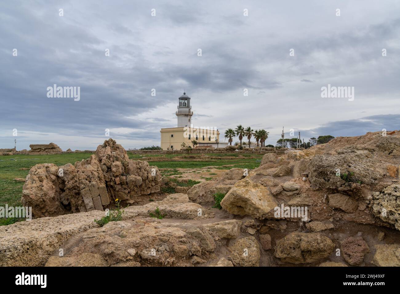 Vue sur les ruines et le phare de Capo Colonna en Calabre Banque D'Images