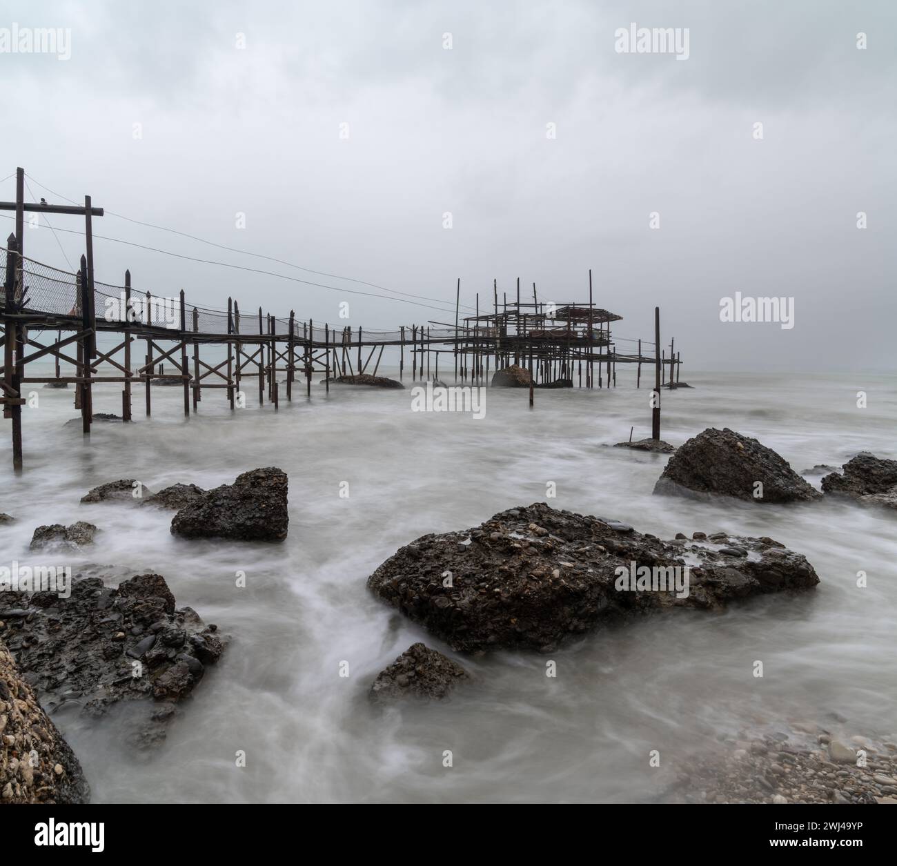 Une vue de la pile Trabocco Cungarelle demeurant sous couvert un jour de pluie sur la Costa dei Trabocchi en Italie Banque D'Images