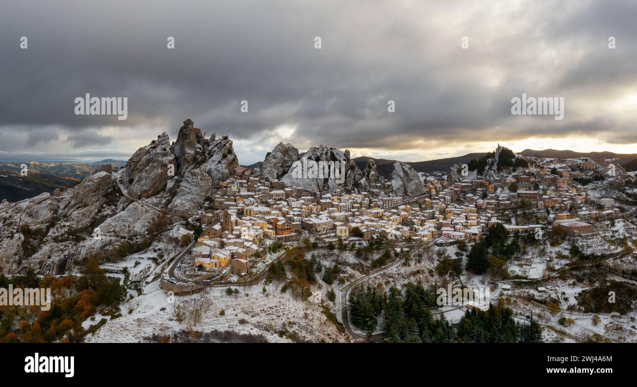 Vue panoramique de Pietrapertosa dans la région piccolo Dolomiti du sud de l'Italie en hiver Banque D'Images