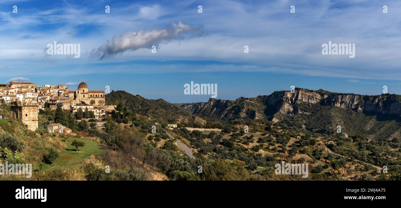 Vue panoramique sur le pittoresque village de montagne de Stilo en Calabre Banque D'Images