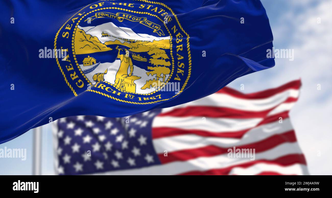 Drapeau de l'État du Nebraska agitant avec le drapeau américain en arrière-plan Banque D'Images