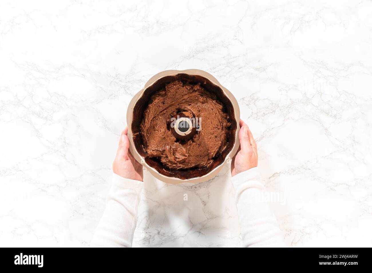 Pâte à cuire dans la casserole - préparation du gâteau au chocolat Banque D'Images