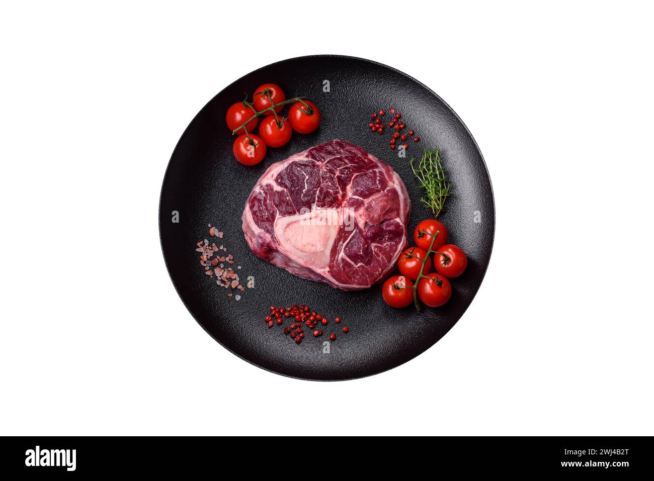 Steak d'ossobuco de bœuf frais avec sel, épices et herbes Banque D'Images