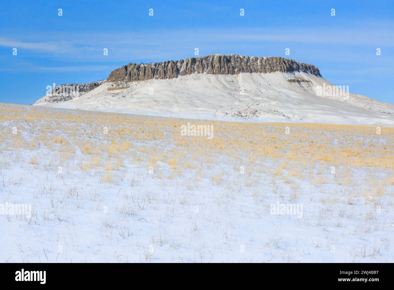 crown butte s'élevant au-dessus de la prairie en hiver près de simms, montana Banque D'Images