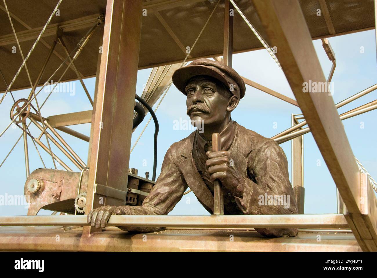 Orville Wright pilote le Wright Brother's Flyer qui a volé 12 secondes le 17 décembre 1903 pour le premier vol motorisé contrôlé au monde - 708NCVA Banque D'Images