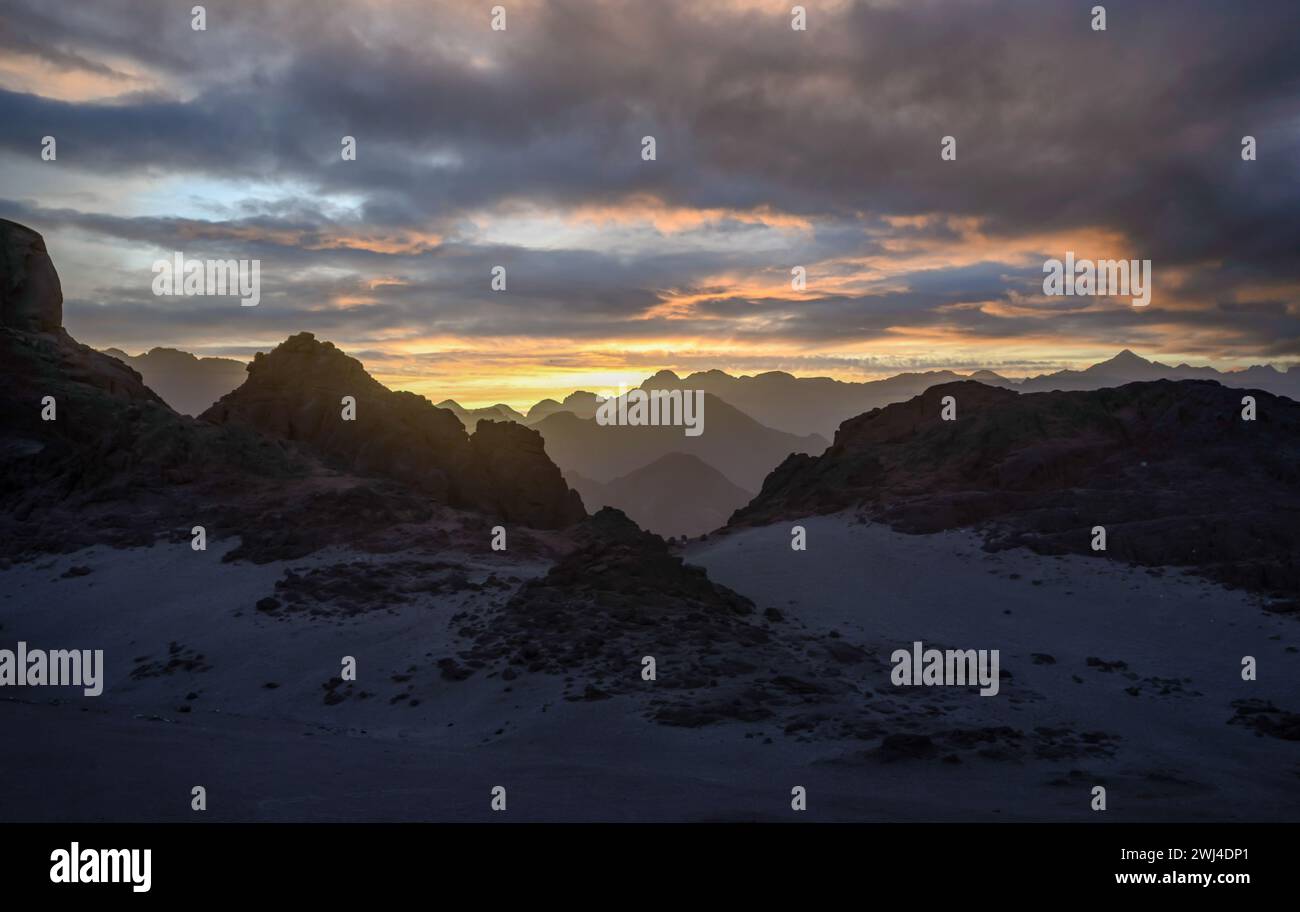 Sommets de montagnes dans le désert contre coucher de soleil Banque D'Images