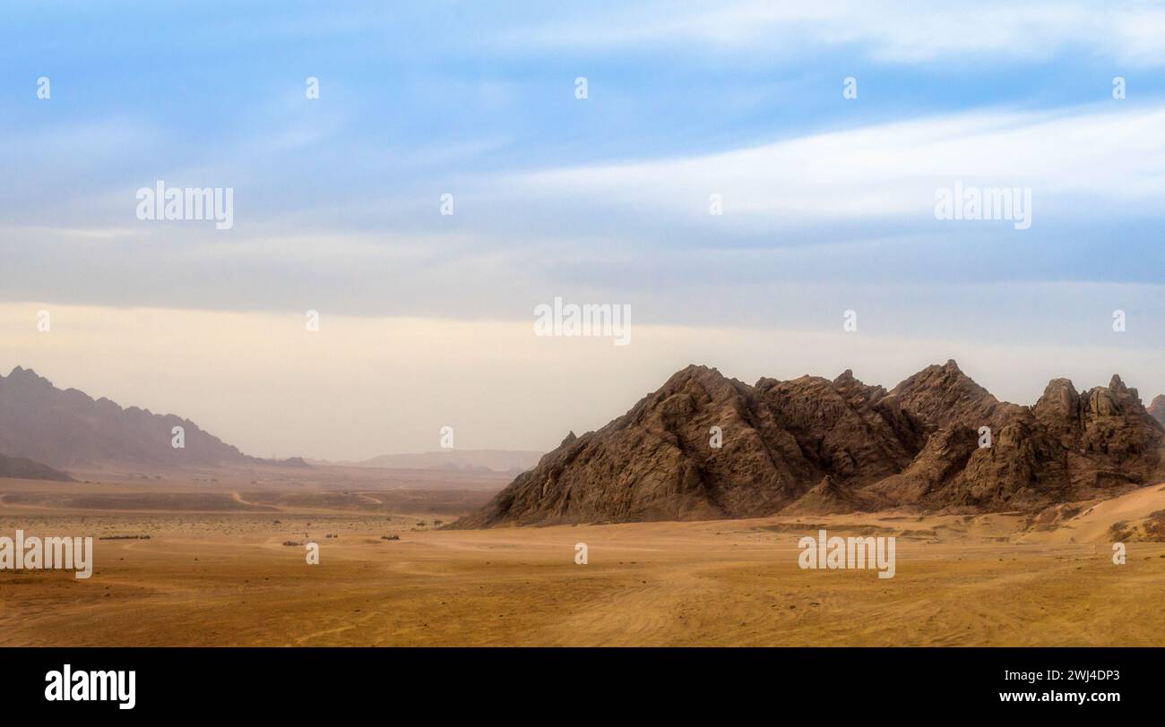 Paysage de désert et de hautes montagnes rocheuses contre le ciel bleu et les nuages en Egypte à Sharm El Sheikh Banque D'Images