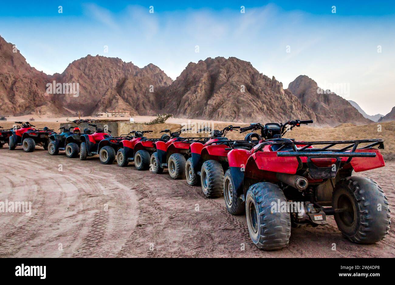 Série de VTT sur fond de montagnes dans le désert de Sharm El Sheikh Egypte Banque D'Images Série de VTT sur fond de montagnes dans le désert de Sharm El Sheikh Egypte Banque D'Images