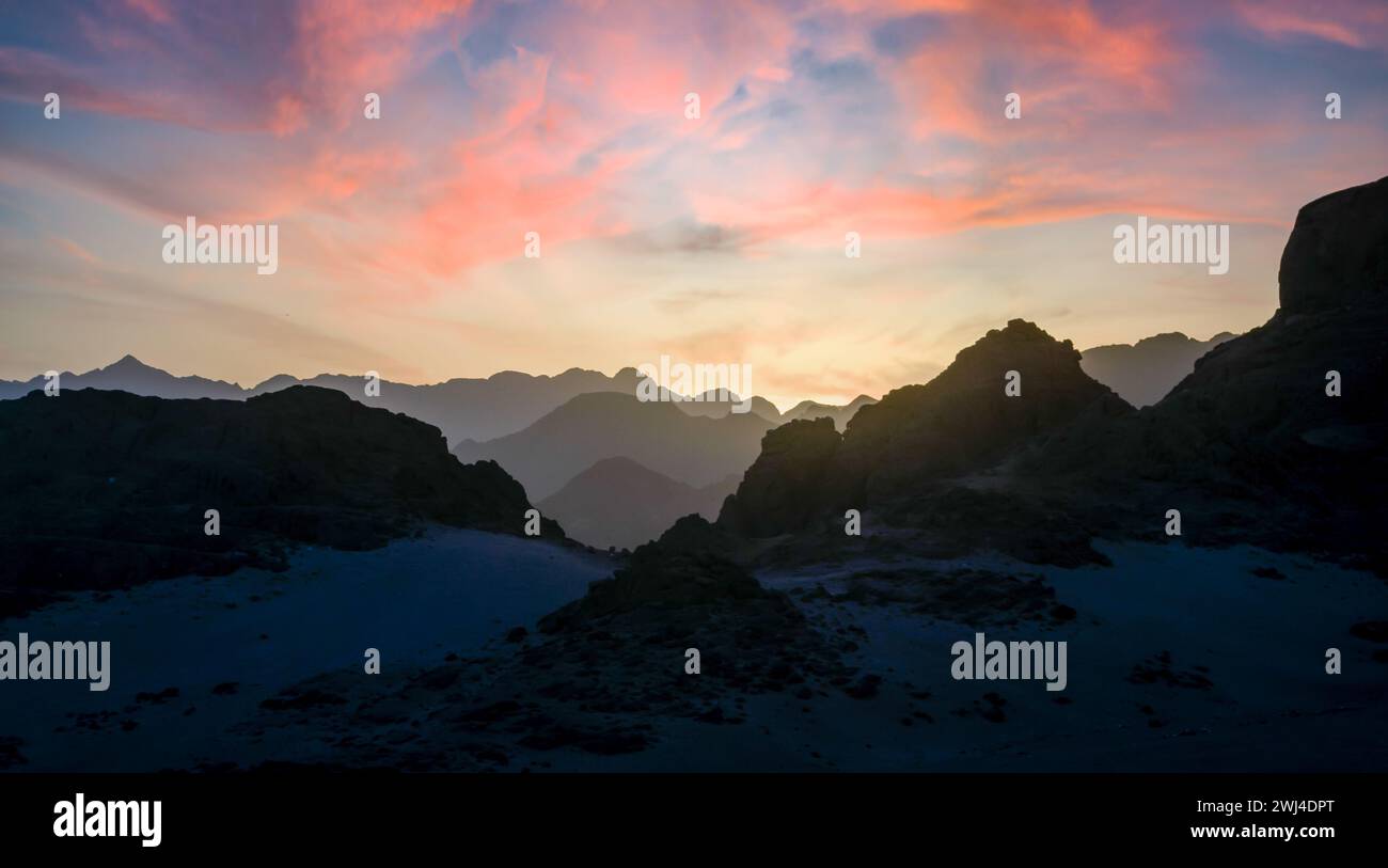 Sommets de montagnes dans le désert contre coucher de soleil Banque D'Images Sommets de montagnes dans le désert contre coucher de soleil Banque D'Images