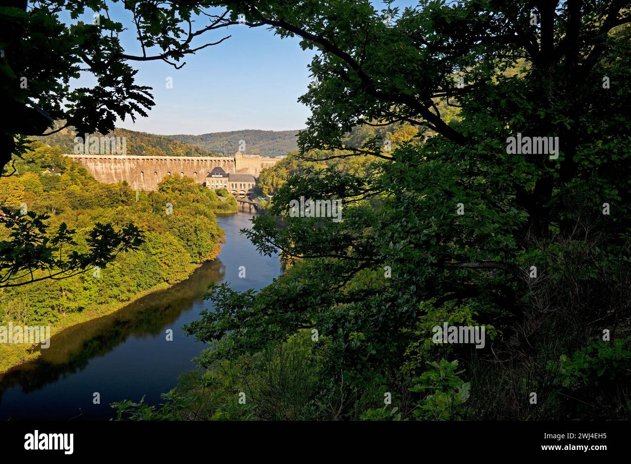 Vue de la rivière Eder avec le mur du barrage, Edertalsperre, Edertal, Hesse, Allemagne, Europe Banque D'Images
