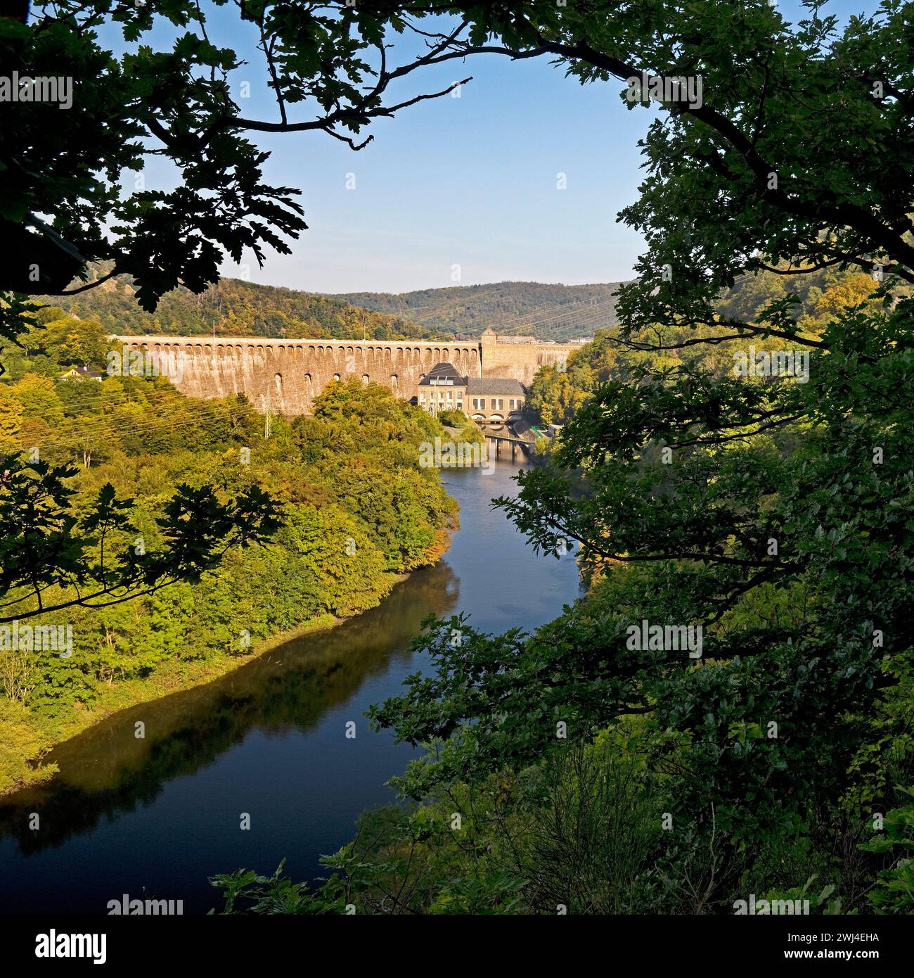 Vue de la rivière Eder avec le mur du barrage, Edertalsperre, Edertal, Hesse, Allemagne, Europe Banque D'Images